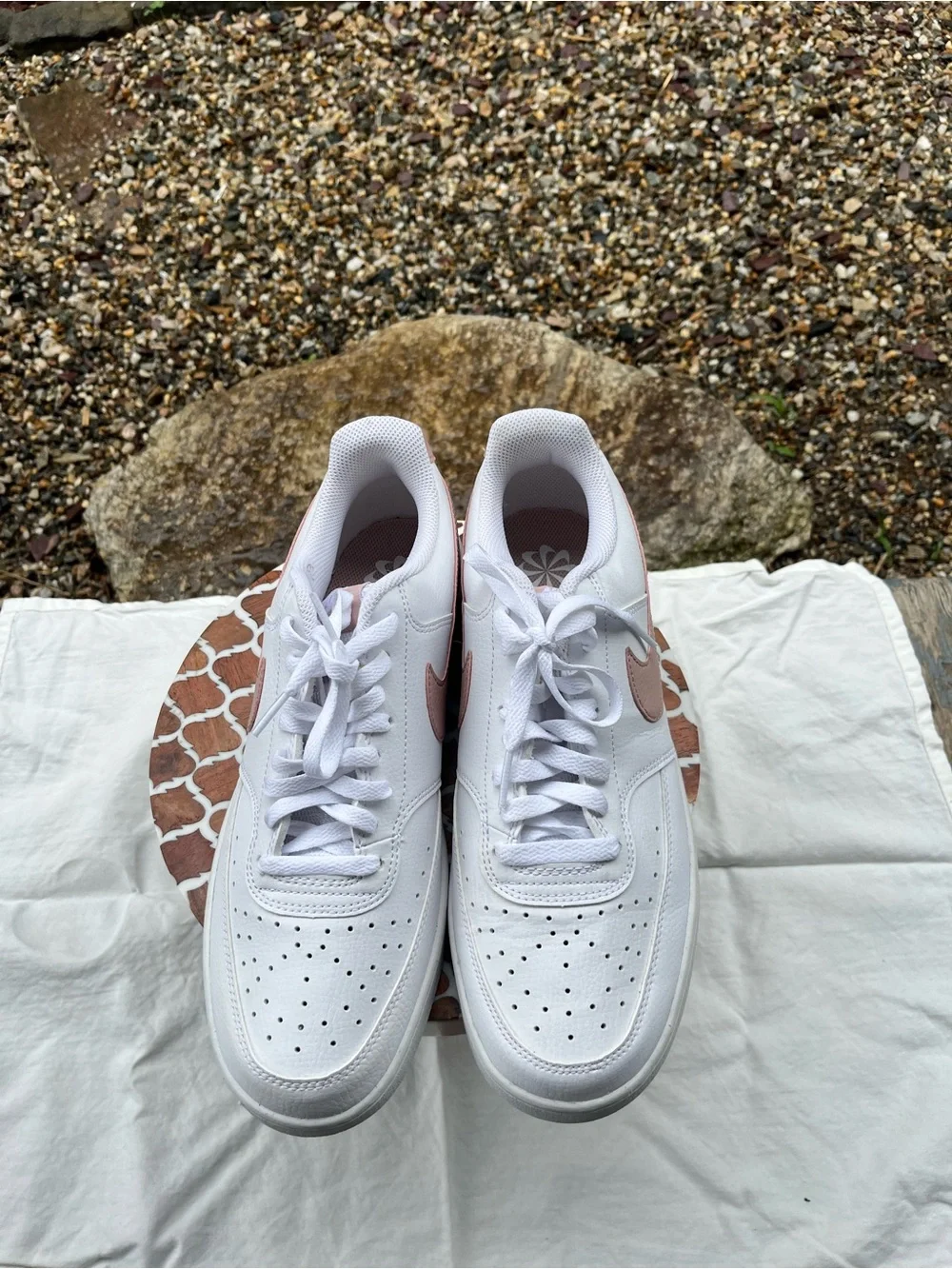 Nike White Low-Top sneakers with pink accents